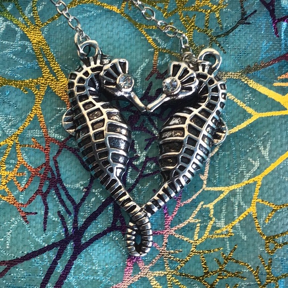 Boutique NEW - seahorse love heart cute necklace🌊 - Picture 4 of 5